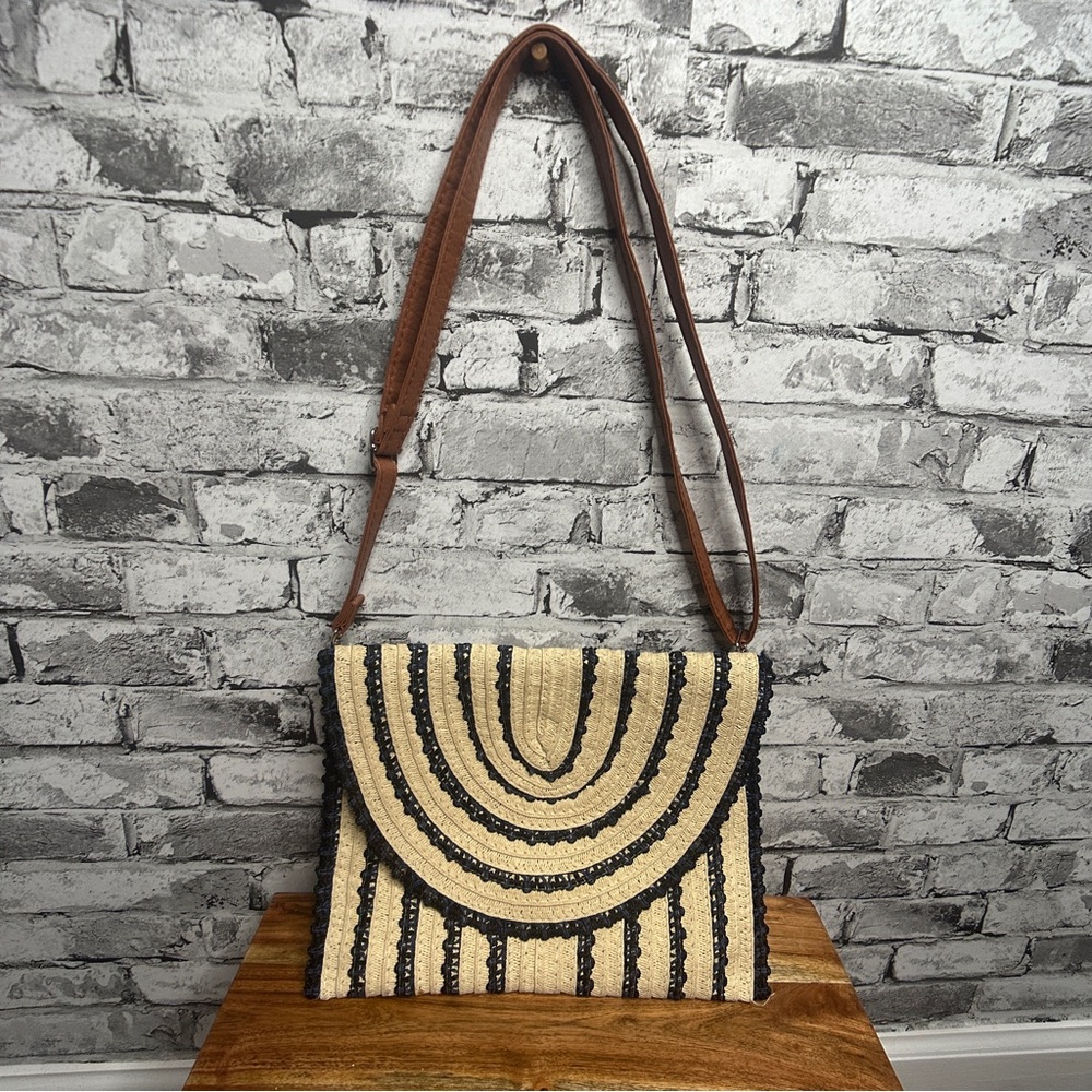 EUC Off Park Collection Costal Cream and Navy Shoulder Purse for Vacation Beach